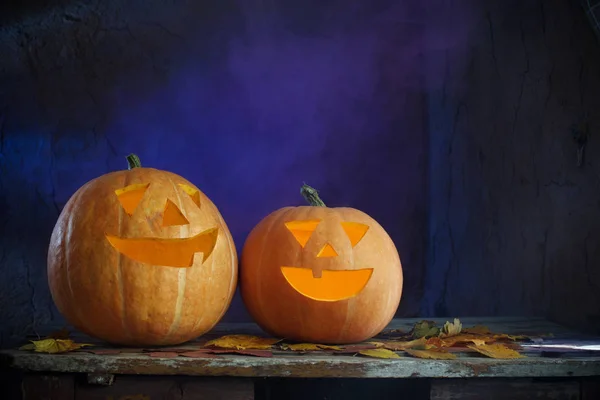 Halloween Pumpkins Koyu Arka Plan Üzerinde Ahşap Tablo — Stok fotoğraf
