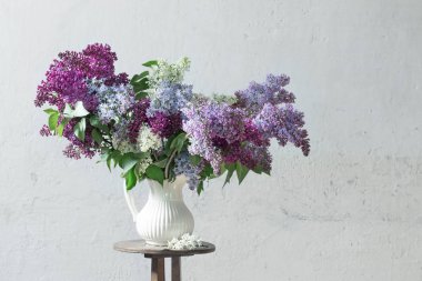 sürahi beyaz artalan üzerinde leylak