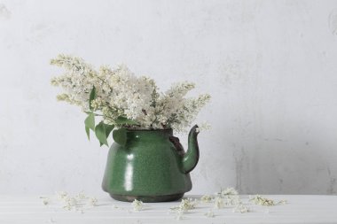 Eski çaydanlık beyaz arka plan üzerinde beyaz leylak