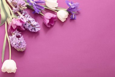 Kağıt arka plan üzerine güzel çiçekler