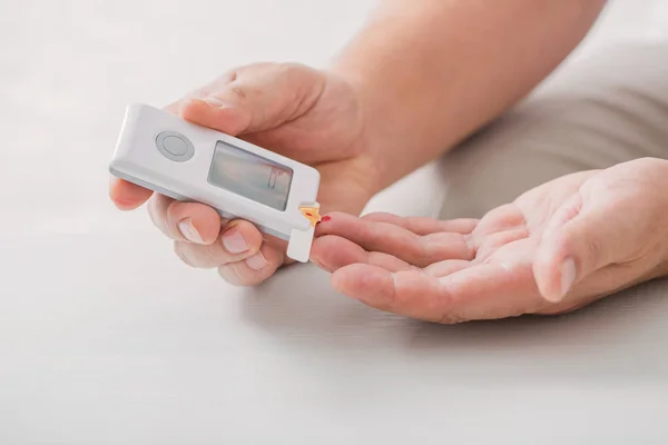 Man Measures Sugar Level Glucometer — Stock Photo, Image