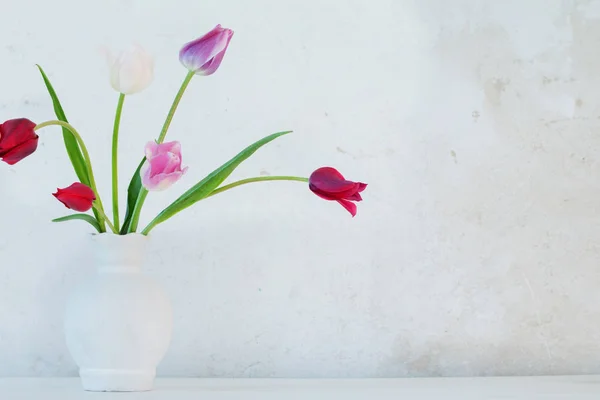 Tulipany Wazonie Biały Tle Starego Muru — Zdjęcie stockowe