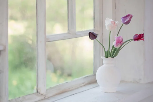 Tulipani Vaso Sul Vecchio Davanzale Della Finestra — Foto Stock