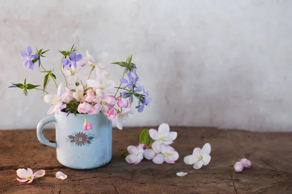 Fiori Primaverili Tazza Sul Tavolo Legno — Foto Stock