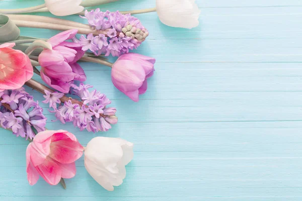Krásný Jarní Květiny Modré Dřevěné Pozadí — Stock fotografie