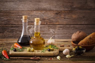 baharat ve diğer maddeler ile aromalı zeytinyağı