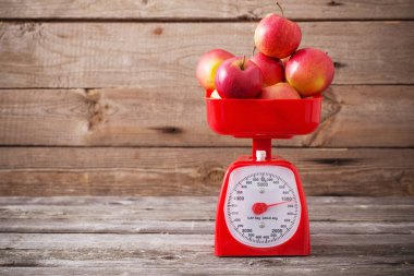 elma kırmızı ölçeklerde