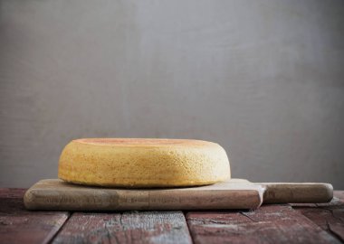 eski ahşap masa üzerine sünger kek