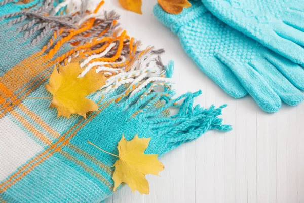 青い手袋と木製の白い背景の上のスカーフ — ストック写真