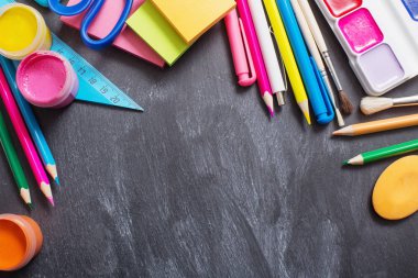 Arka plan yazı tahtası üzerinde okul Kırtasiye