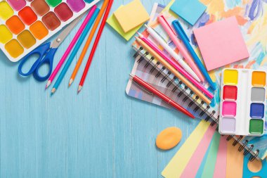 Okul malzemeleri mavi ahşap zemin üzerine topluluğu