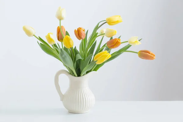 Tulipes Jaunes Sur Fond Blanc — Photo