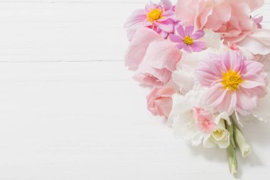 ahşap arka plan üzerinde gözleme koni çiçeklenir