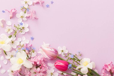Kağıt arkaplanda güzel bahar çiçekleri