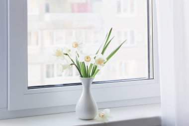 bahar çiçekleri beyaz aranjman