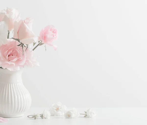 Flores Rosas Blancas Jarrón Sobre Fondo Blanco —  Fotos de Stock