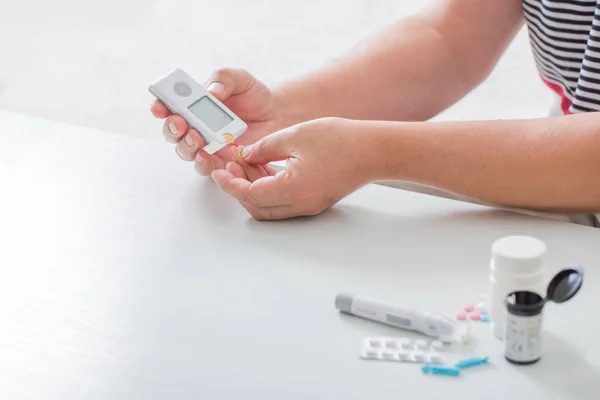 Man Measures Sugar Level Glucometer — Stock Photo, Image