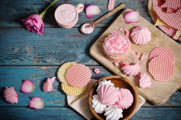 Rosafarbenes Dessert Auf Altem Dunklen Holztisch — Stockfoto