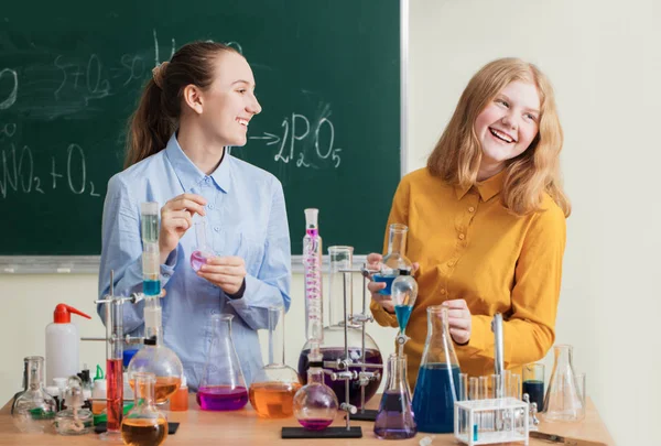 Twee Meisjes Doen Van Chemische Experimenten — Stockfoto