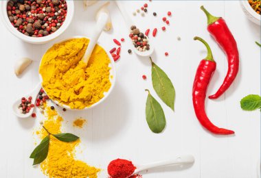 baharat beyaz zemin üzerine