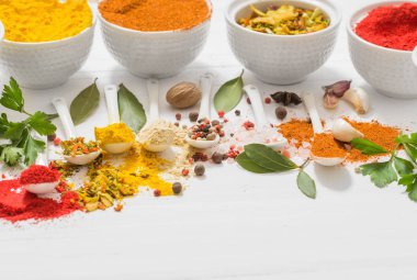 baharat beyaz zemin üzerine