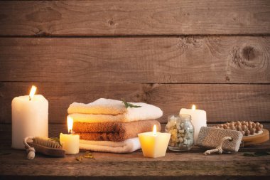 Kaplıca tedavisi koyu ahşap arka plan üzerinde güzel kompozisyon