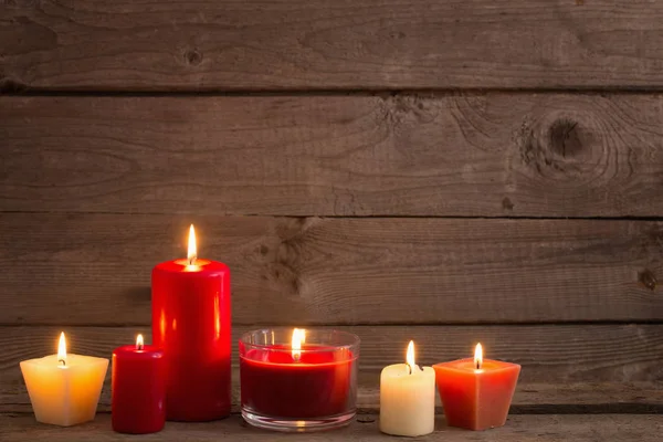 Velas Rojas Blancas Sobre Fondo Madera Oscura — Foto de Stock