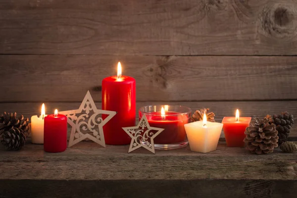 Χριστουγεννιάτικη Διακόσμηση Κόκκινα Κεριά Φόντο Ξύλινη — Φωτογραφία Αρχείου