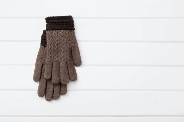 白い木製の背景の手袋 — ストック写真