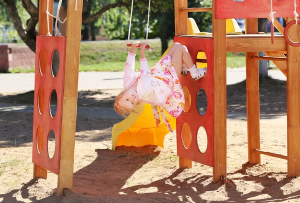 Gelukkig Meisje Speelplaats — Stockfoto