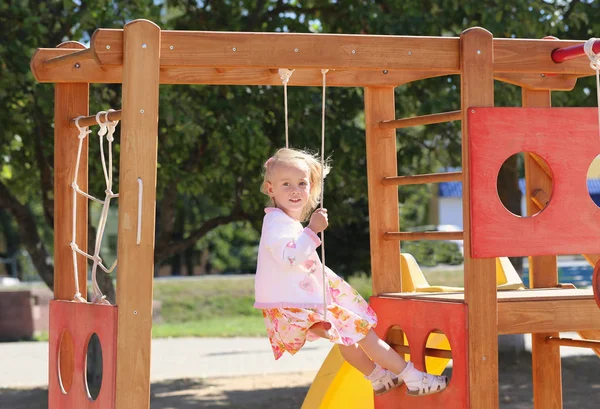 Glückliches Kleines Mädchen Auf Spielplatz — Stockfoto