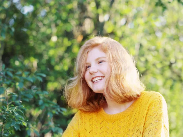 Sorrir Menina Adolescente Loira — Fotografia de Stock