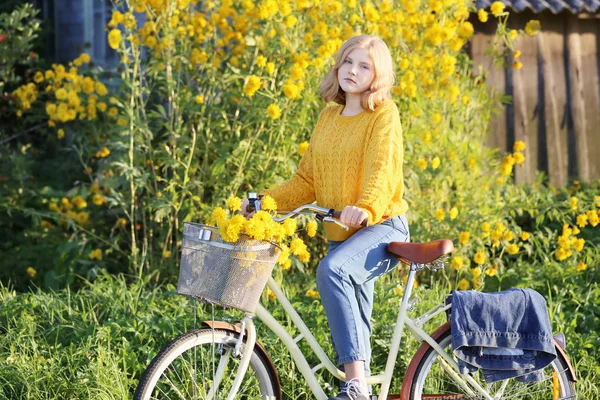 정원에서 자전거에 — 스톡 사진