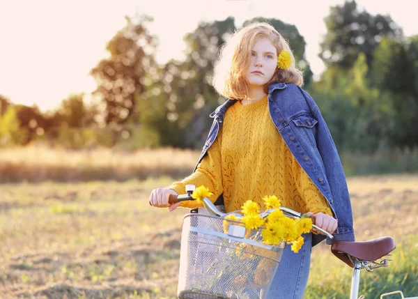 Adolescente Ragazza Bicicletta Nel Campo Estivo — Foto Stock