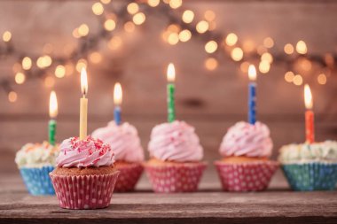 cupcakes karanlık eski ahşap arka plan üzerinde