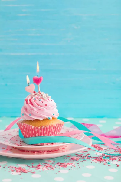 粉红色的蛋糕在蓝色的木制背景 — 图库照片