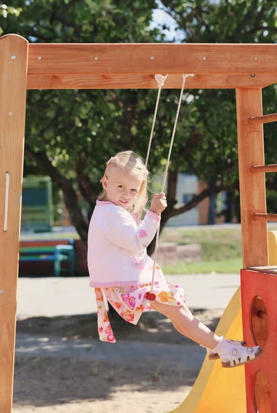 Menina Feliz Parque Infantil — Fotografia de Stock