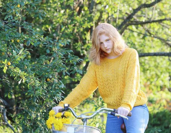 Έφηβο Κορίτσι Ποδήλατο Στο Πάρκο Καλοκαίρι — Φωτογραφία Αρχείου