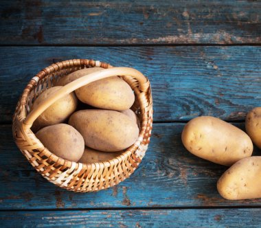 eski mavi ahşap arka plan üzerinde patates
