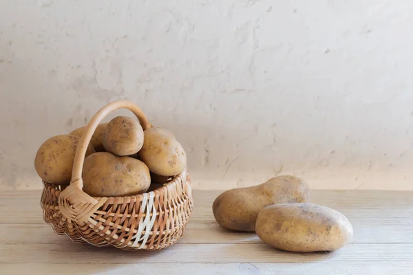 Pommes Terre Dans Panier Sur Fond Blanc Vieux Mur — Photo