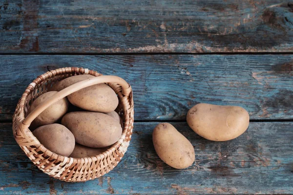 Aardappelen Oude Blauwe Houten Achtergrond — Stockfoto