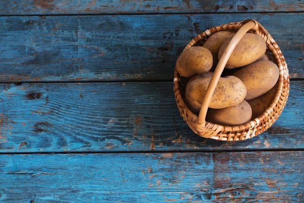 Картопля Старому Синьому Дерев Яному Фоні — стокове фото
