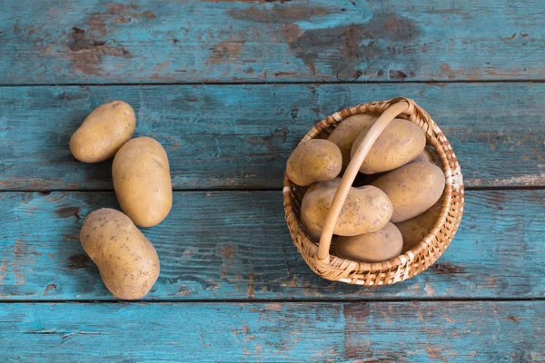 Batatas Fundo Madeira Azul Velho — Fotografia de Stock