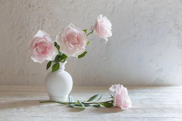 Rosas Rosas Jarrón Sobre Fondo Blanco — Foto de Stock