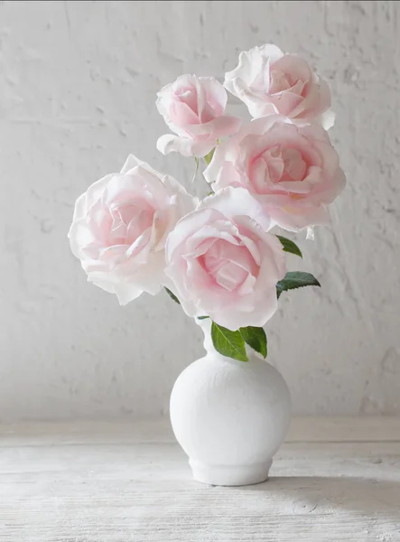 Roses Roses Dans Vase Sur Fond Blanc — Photo