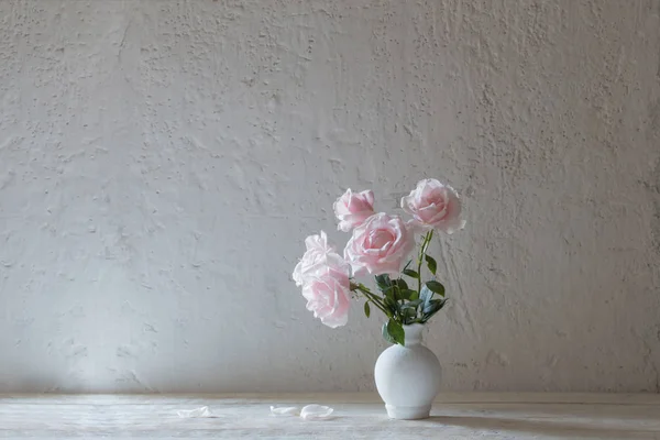 在白色背景上的花瓶粉红玫瑰 — 图库照片