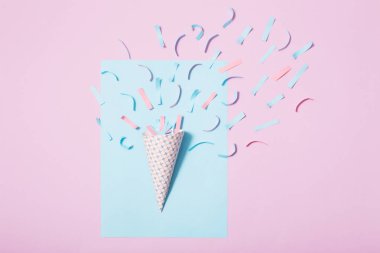 konfeti kağıdı arka plan üzerinde şapkalı doğum günü