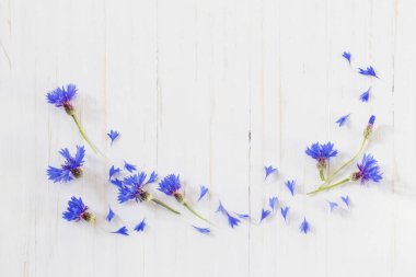 Beyaz ahşap zemin üzerine Peygamber