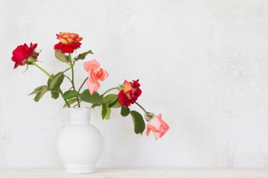beyaz zemin üzerine Vazoda Çiçekler