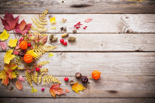 Red Berriaes Autumn Leaves Old Wooden Background — Stock Photo, Image